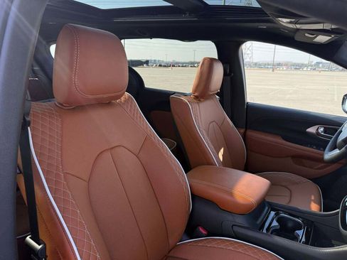 New 2026 Chrysler Pacifica Pinnacle image 19