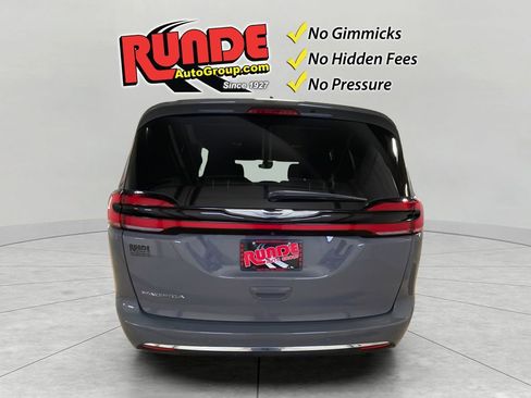 Used 2023 Chrysler Pacifica Touring image 4