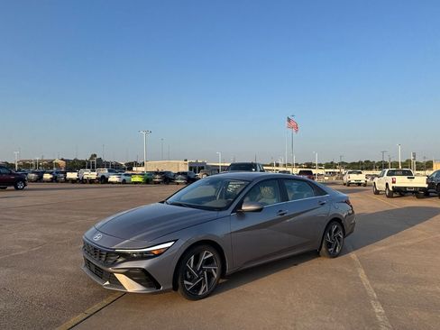 Used 2025 Hyundai Elantra SEL FWD image 6
