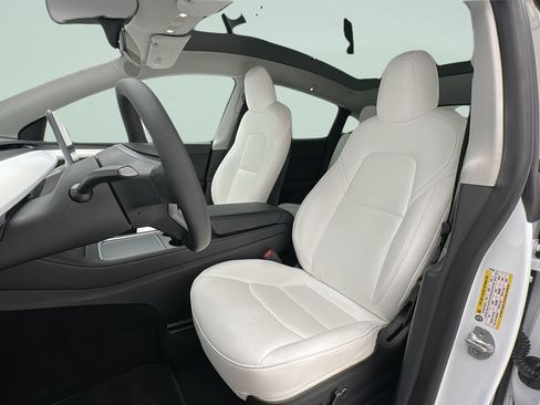 Used 2023 Tesla Model Y AWD image 14