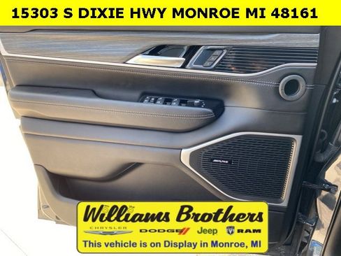 Used 2024 Jeep Wagoneer Series II w/ Flexible Seating Group image 10