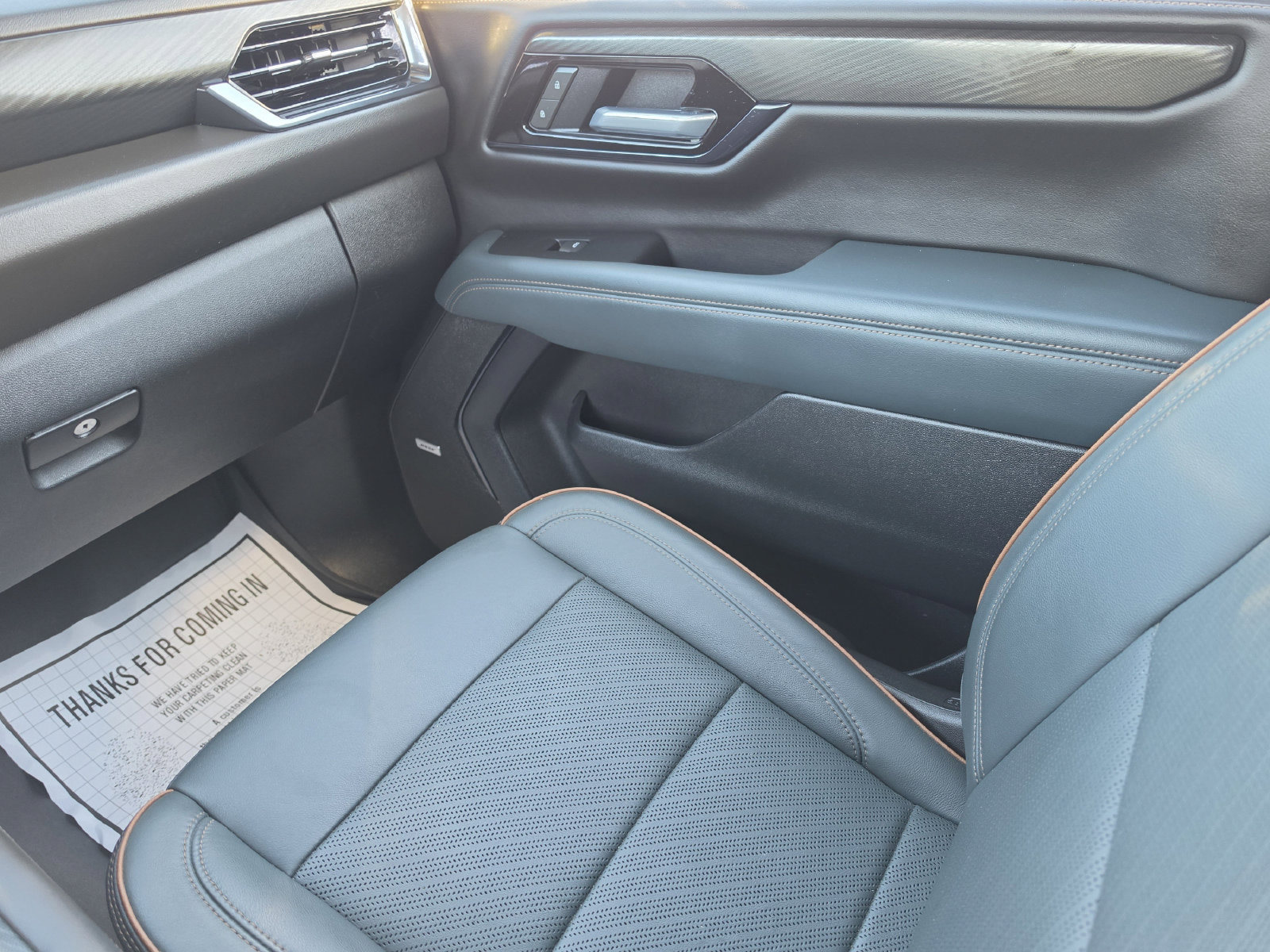 Used 2025 GMC Yukon AT4 w/ AT4 Premium Package AWD/4WD image 19