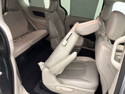 Used 2021 Chrysler Pacifica Touring-L image 52