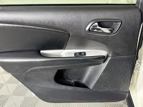 Used 2020 Dodge Journey SE w/ SE Popular Equipment Group FWD image 23