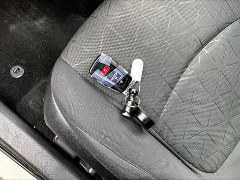 Used 2021 Toyota RAV4 XLE w/ Convenience Package FWD image 15