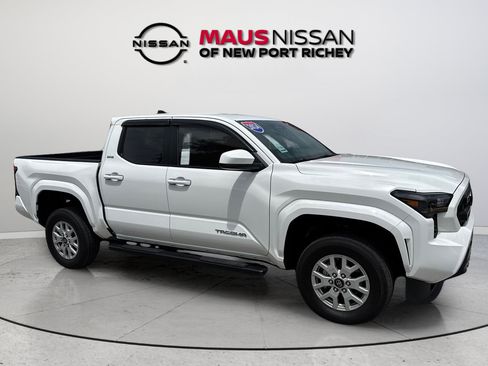 Used 2024 Toyota Tacoma SR5 AWD/4WD image 14