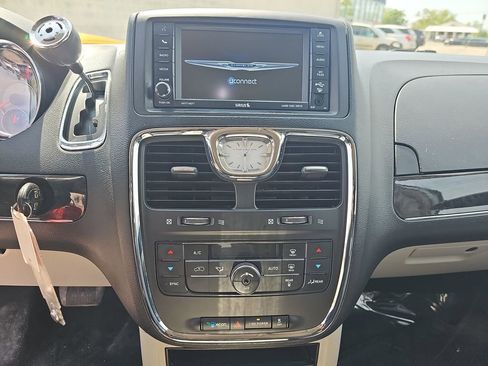 Used 2015 Chrysler Town & Country Touring FWD image 26