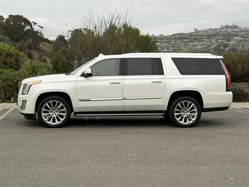 Used 2019 Cadillac Escalade ESV Luxury image 3