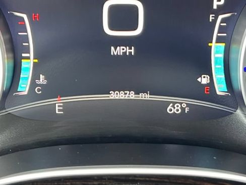 Used 2024 Chrysler Pacifica Limited FWD image 8