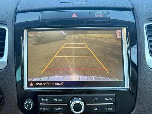 Used 2012 Volkswagen Touareg TDI image 34
