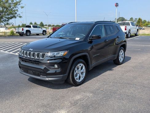 Used 2024 Jeep Compass Latitude AWD/4WD image 7