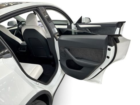 Certified 2023 Tesla Model Y AWD image 12