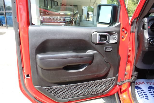 Used 2025 Jeep Wrangler Unlimited Rubicon w/ Convenience Group AWD/4WD image 9