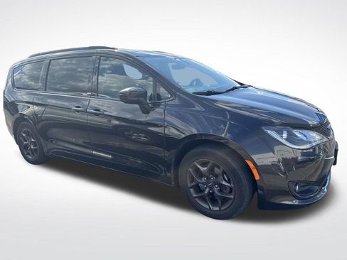 Used 2018 Chrysler Pacifica Touring-L Plus w/ S Appearance Package FWD image 2