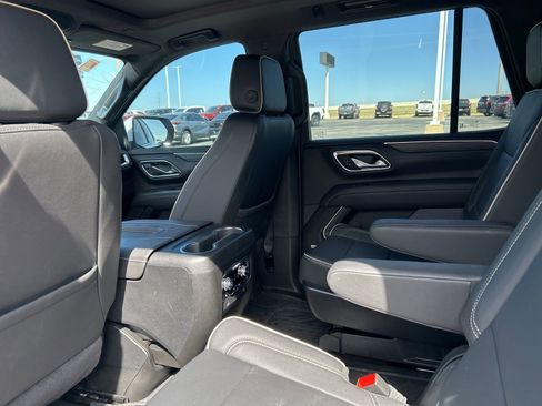 Used 2024 GMC Yukon SLT w/ SLT Premium Package image 12