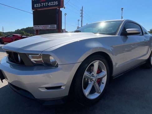 Used 2010 Ford Mustang GT Premium image 4