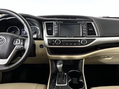 Used 2018 Toyota Highlander XLE image 26