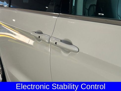 Used 2024 Chrysler Pacifica Touring-L image 19