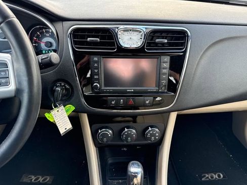 Used 2013 Chrysler 200 Limited image 19