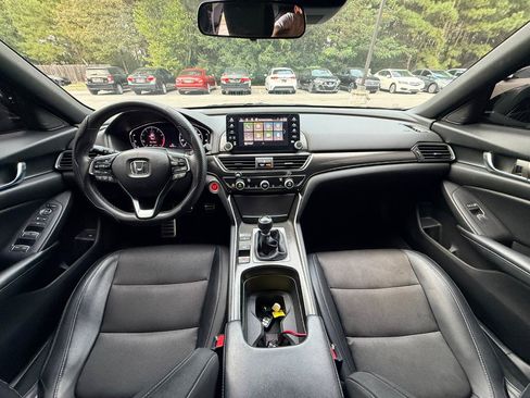 Used 2018 Honda Accord Sport image 2