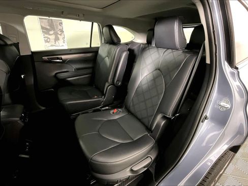 Used 2021 Toyota Highlander Platinum image 18