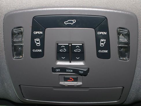 Used 2022 Toyota Sienna XSE w/ XSE Plus Package AWD/4WD image 13
