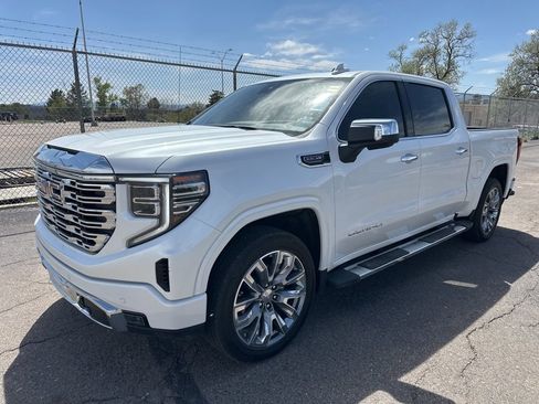 Used 2024 GMC Sierra 1500 Denali w/ Technology Package AWD/4WD image 3