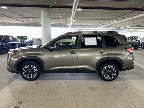 Used 2025 Subaru Forester Premium image 5