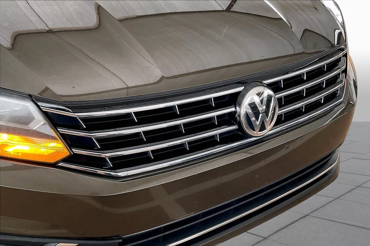 Used 2019 Volkswagen Passat 2.0T Wolfsburg w/ Wheels & Sunroof Package FWD image 30