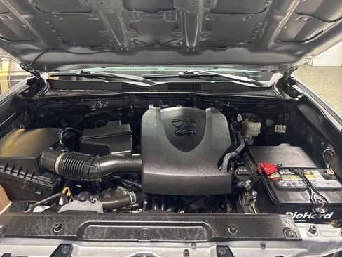 Used 2020 Toyota Tacoma SR5 w/ Technology Package image 30