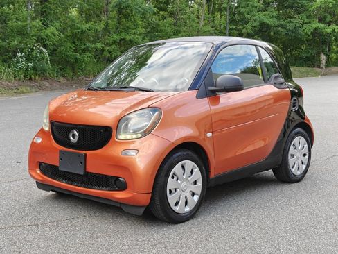 Used 2016 smart fortwo pure RWD image 8