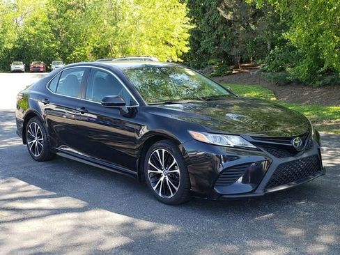 Used 2020 Toyota Camry SE w/ Blackout Package FWD image 1