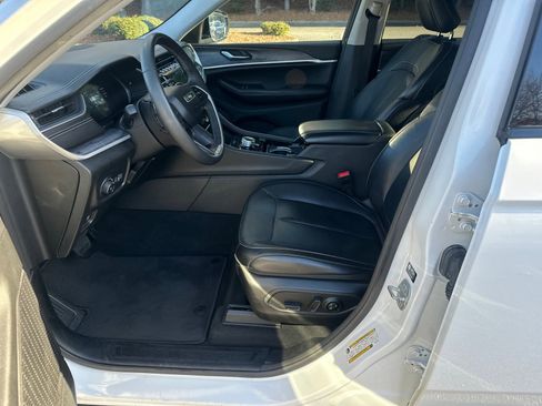 Used 2023 Jeep Grand Cherokee Limited image 13