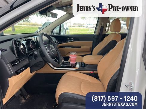 Used 2024 Kia Carnival EX image 7