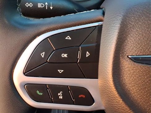 Used 2023 Chrysler Pacifica Touring-L FWD image 23