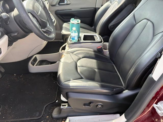 Used 2023 Chrysler Pacifica Touring-L FWD image 12