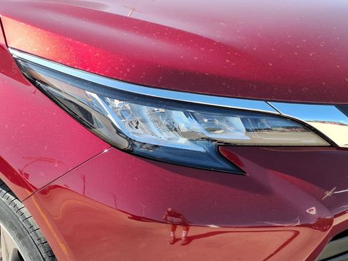 Used 2021 Toyota Sienna XLE FWD image 4