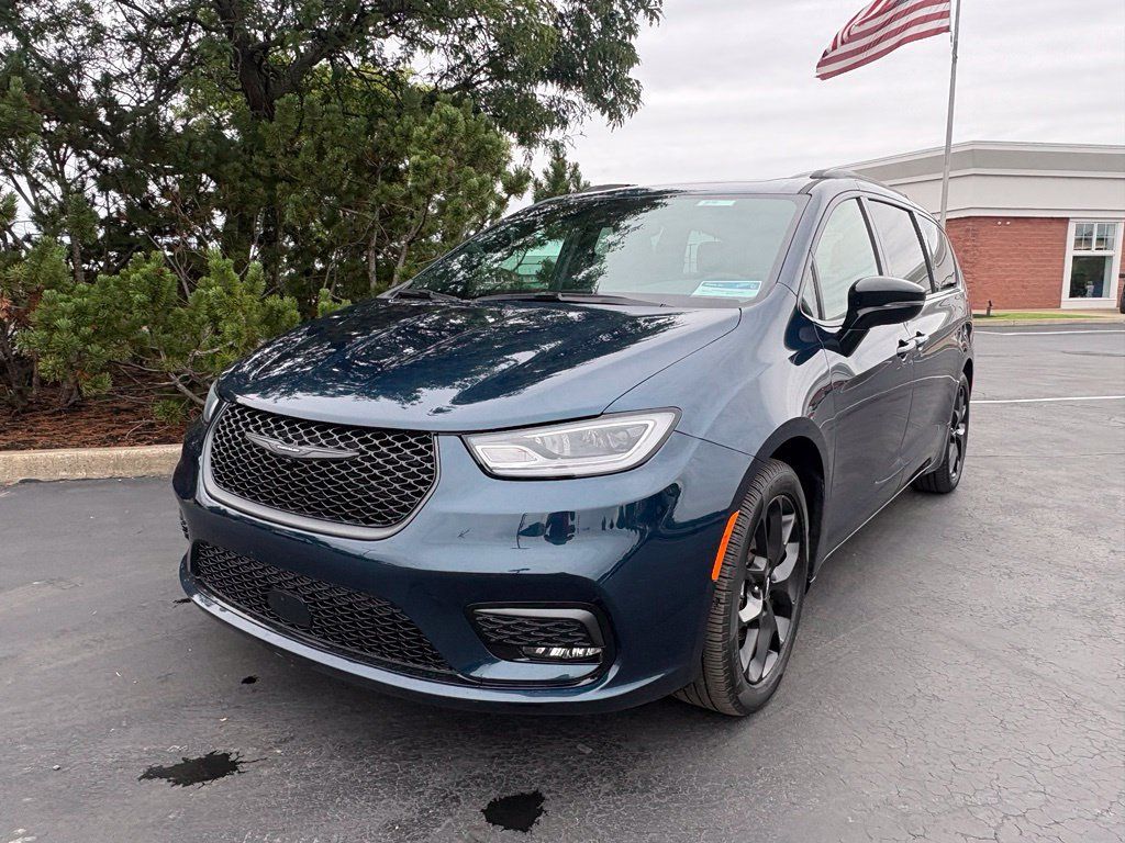 Used 2025 Chrysler Pacifica Limited FWD image 1
