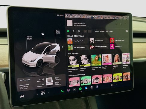 Used 2023 Tesla Model Y Long Range image 21