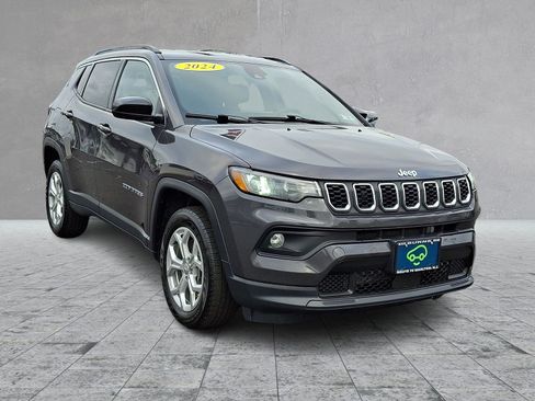 Used 2024 Jeep Compass Latitude AWD/4WD image 3