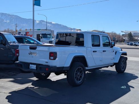 Used 2023 Jeep Gladiator Overland image 3