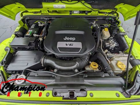 Used 2017 Jeep Wrangler Unlimited Sahara w/ Connectivity Group AWD/4WD image 16