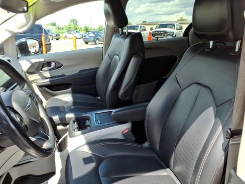Used 2024 Chrysler Pacifica Touring-L FWD image 14