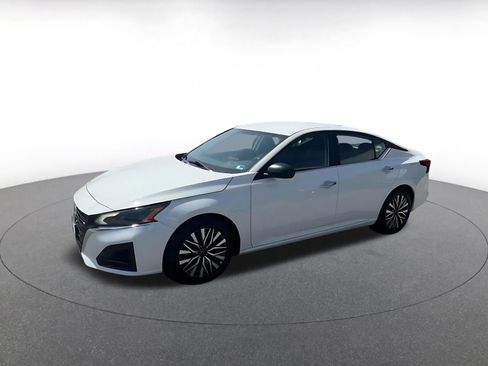 Used 2025 Nissan Altima 2.5 SV FWD image 8