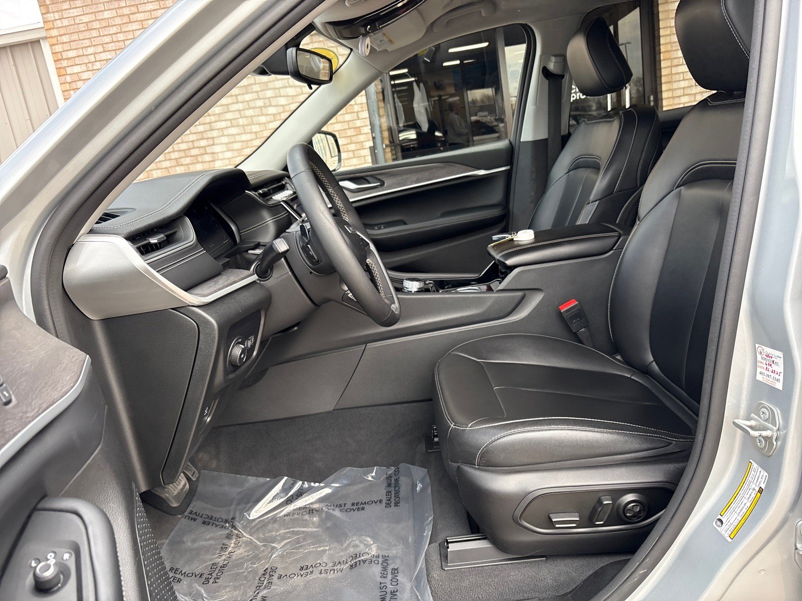 Used 2023 Jeep Grand Cherokee Limited AWD/4WD image 3