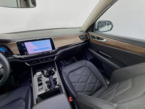 Used 2025 Volkswagen Atlas SE AWD/4WD image 12