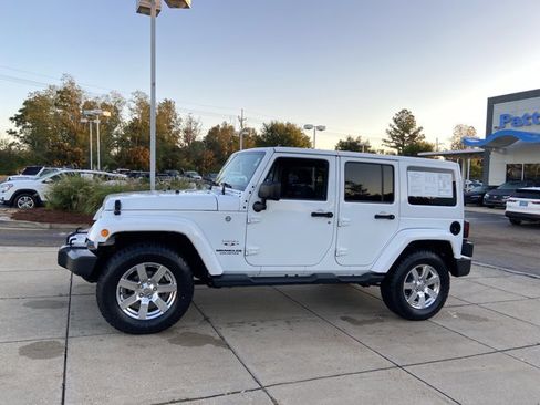 Used 2016 Jeep Wrangler Unlimited Sahara w/ Connectivity Group image 5