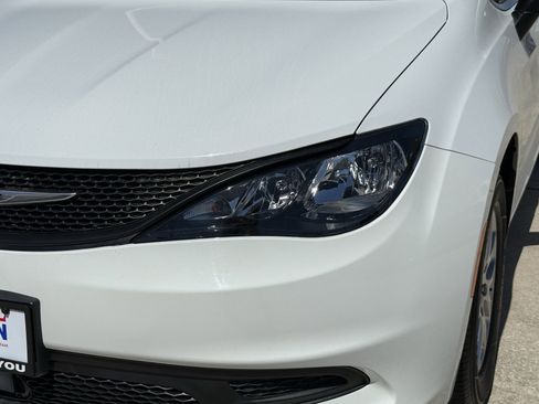 Used 2023 Chrysler Voyager LX image 11