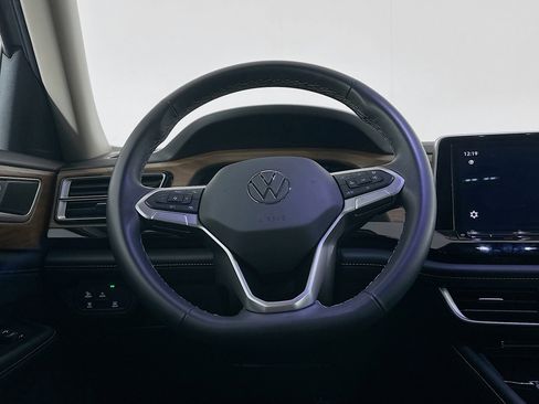 Used 2024 Volkswagen Atlas SE image 18