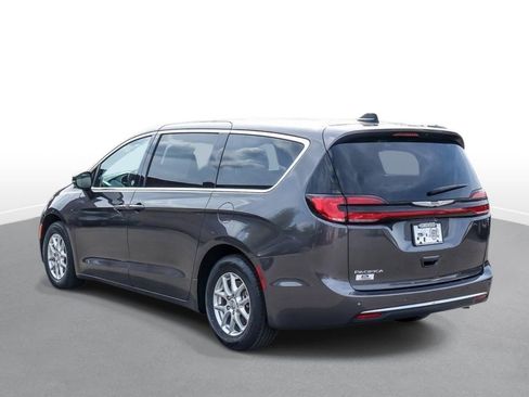 Used 2023 Chrysler Pacifica Touring-L FWD image 6